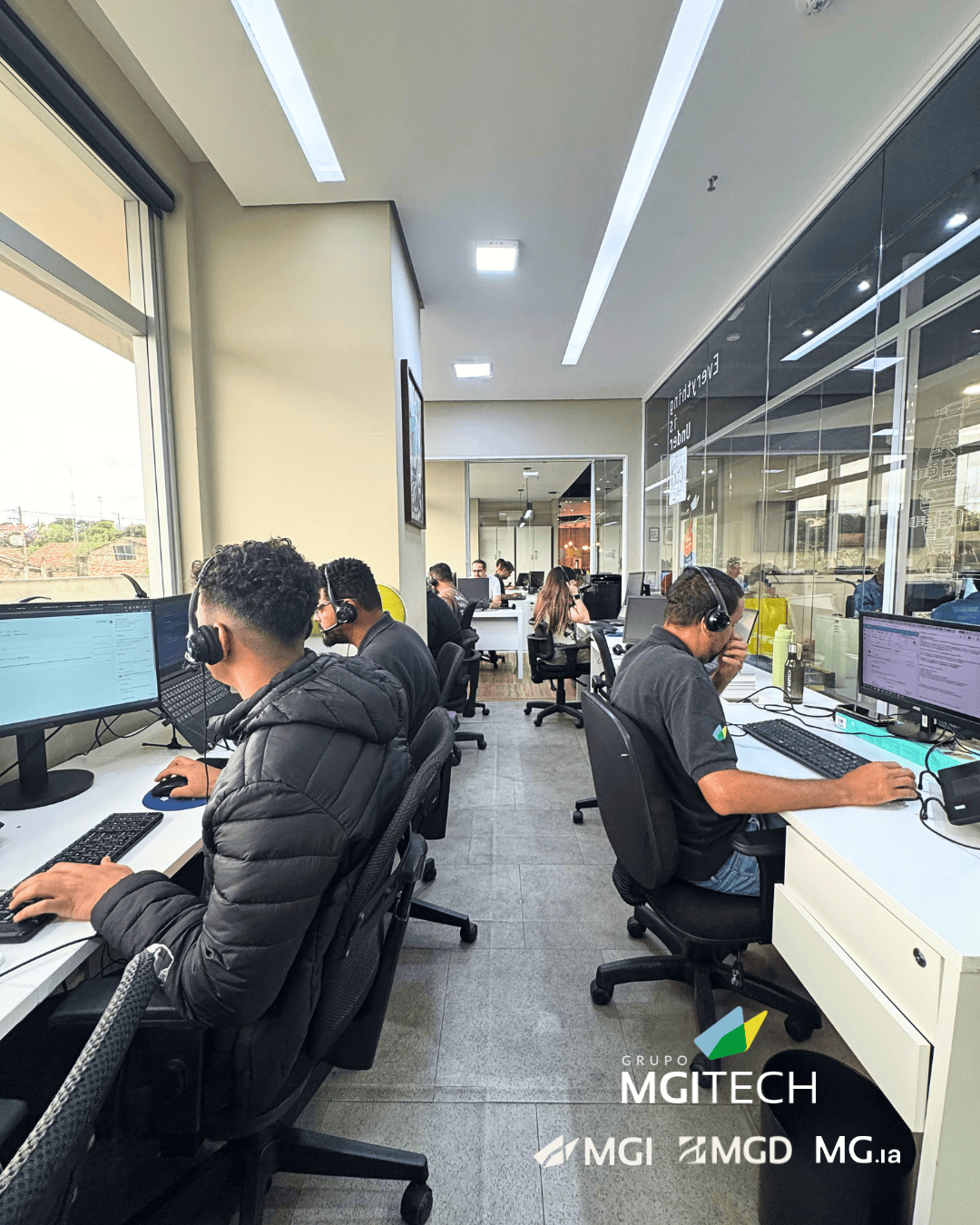 Equipe de atendimento e suporte da MGI trabalhando em computadores