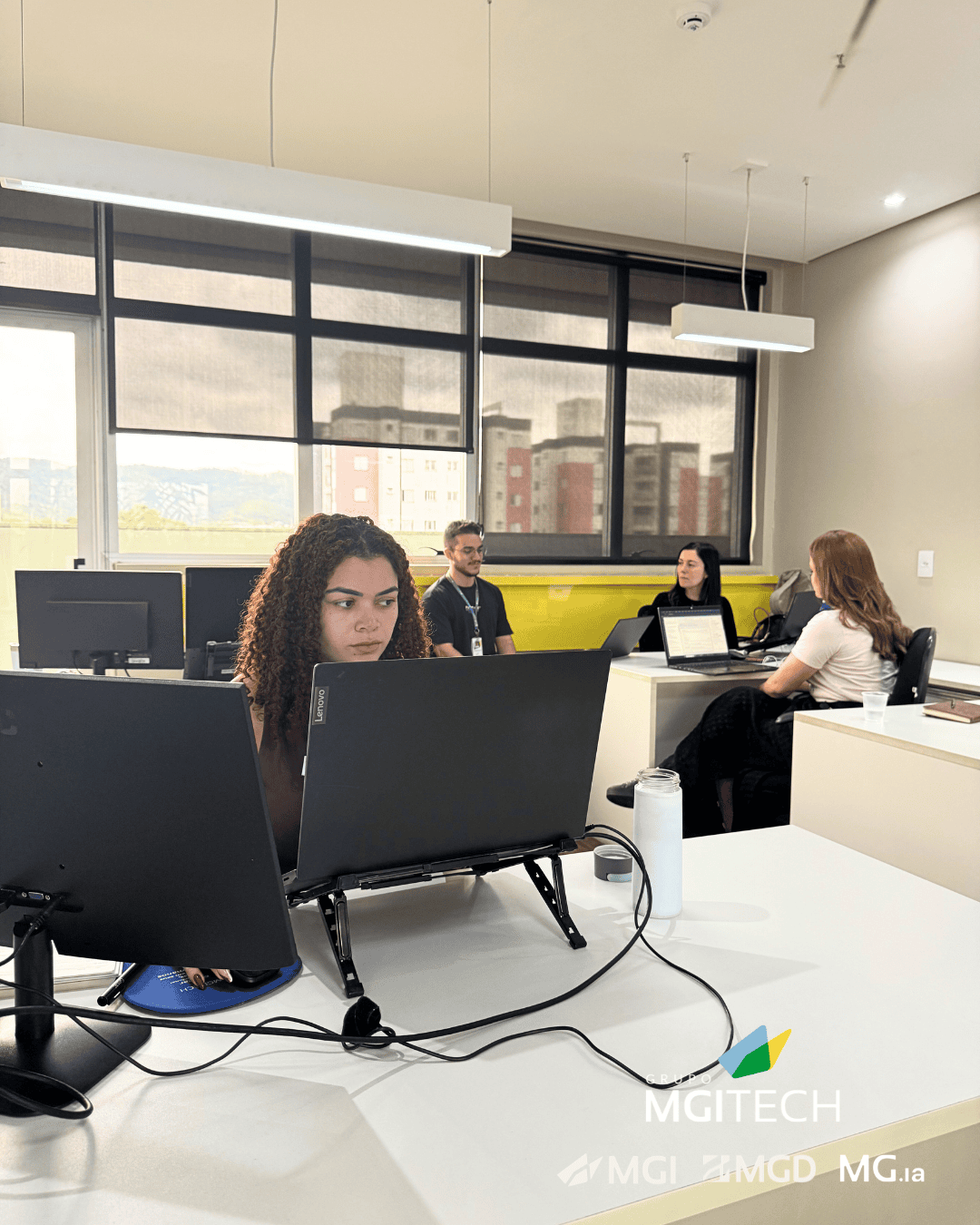 Equipe técnica e operacional da MGI trabalhando em conjunto